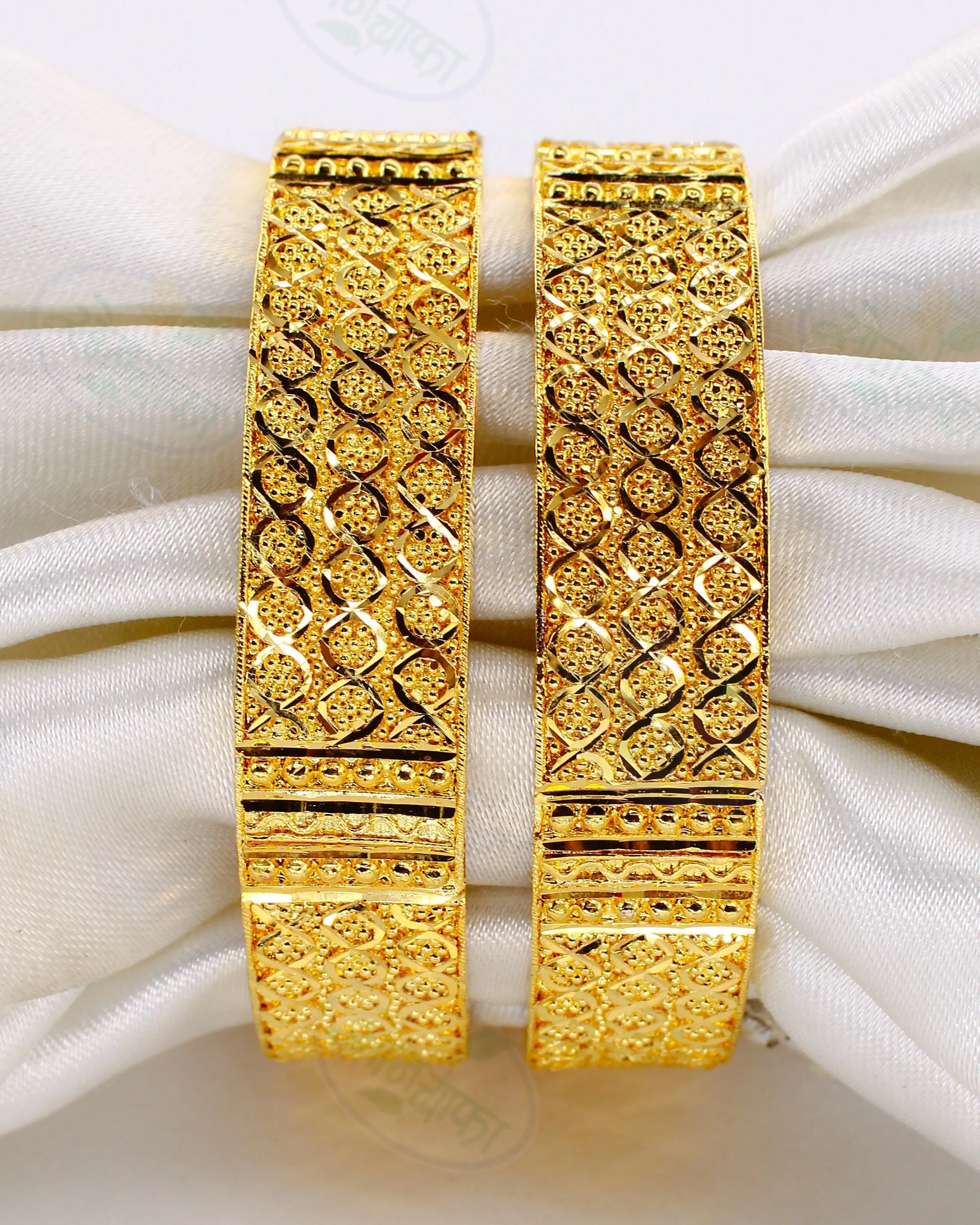 CLASSIC GOLD PLATED METAL BANGLES