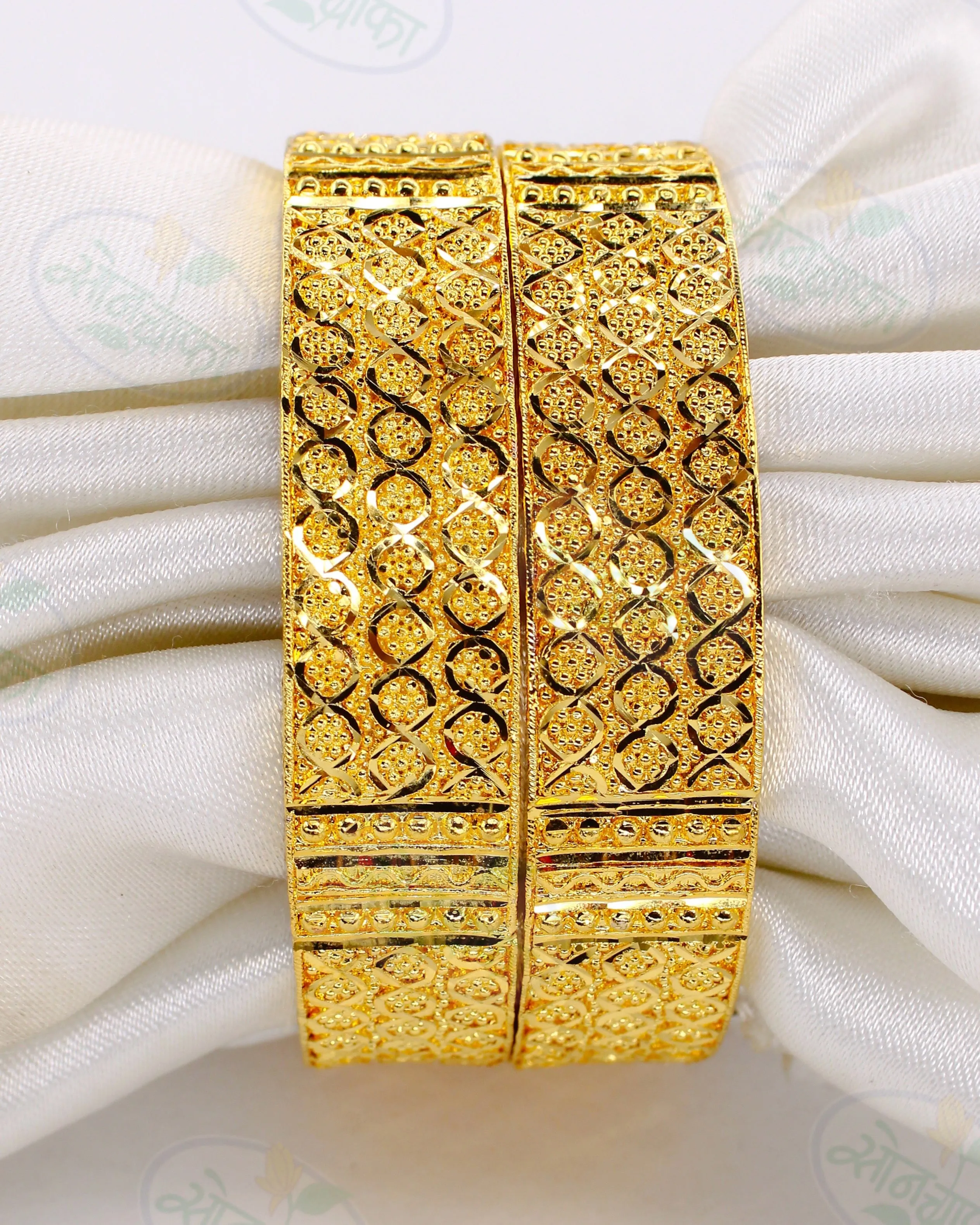 CLASSIC GOLD PLATED METAL BANGLES