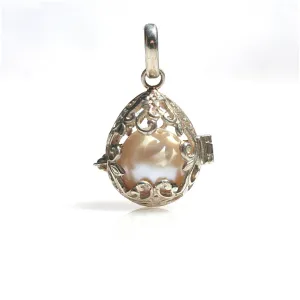 Tropical Embrace Pearl Pendant